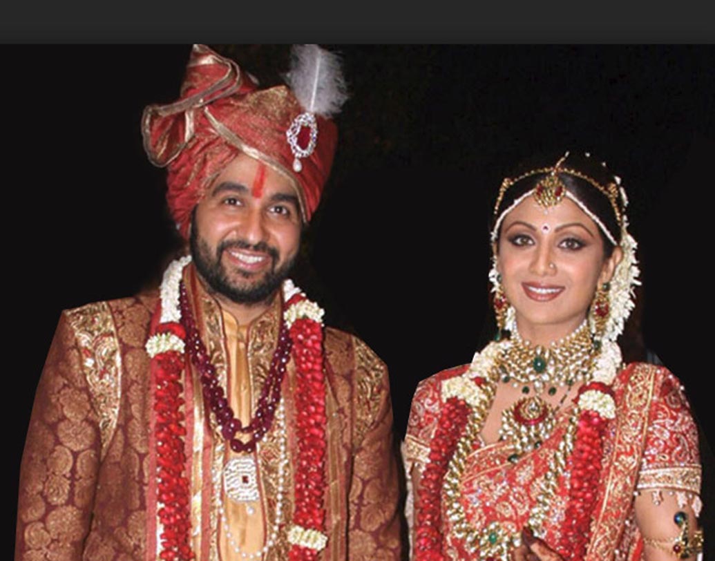 শিল্পা শেট্টি কুন্দ্রা: কোটিপতি ব্যবসায়ী রাজ কুন্দ্রার সঙ্গে ১৯৯৯ সালে গাঁটছড়া বাঁধেন এই বলি ডিভা। শিল্পা নিজেও তাঁর কেরিয়ারে চূড়ান্ত ভাবে সফল। রাজ-শিল্পার গ্ল্যামারাস বিয়েতে শিল্পার মঙ্গলসূত্রটিও ছিল বেশ চোখে পড়ার মতোই। ৩০ লক্ষ টাকার মঙ্গলসূত্রের সঙ্গে শিল্পার অনামিকায় সোনা ও হিরে খচিত ৩ কোটি টাকার আংটি পরিয়েছিলেন রাজ।