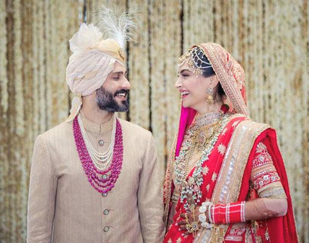 সোনম কপূর: সম্প্রতি, দীর্ঘদিনের প্রেমিক ও বন্ধু আনন্দ আহুজার সঙ্গে চার হাত এক হয়েছে সোনমের। মুম্বইয়ের বাংলোতেই পাঞ্জাবি মতে বিয়ে সেরেছেন সোনম-আনন্দ। বিয়ের দিন সোনমকে যে মঙ্গলসূত্র পরিয়েছিলেন আনন্দ তার দাম নাকি ছিল ২৫ লক্ষ টাকা।