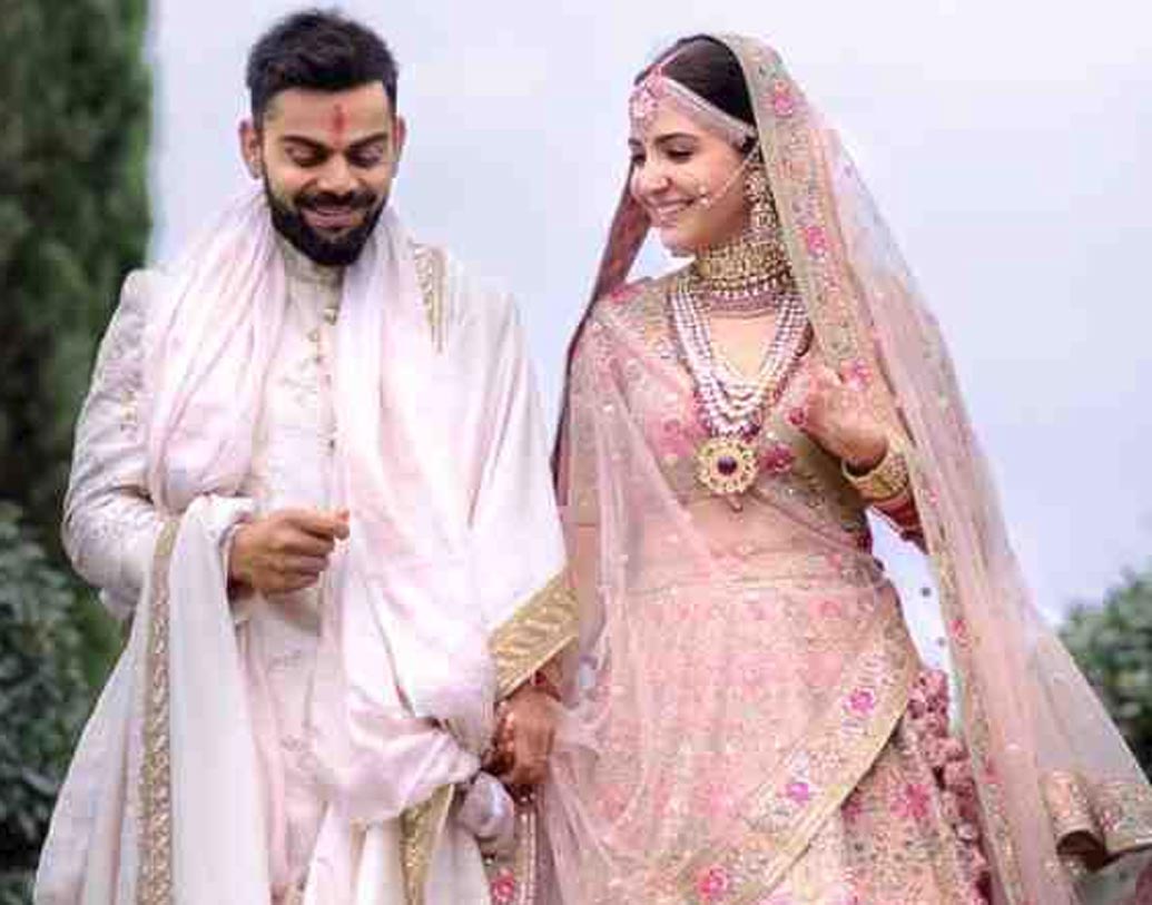 অনুষ্কা শর্মা: গুটিকয়েক আত্মীয় ও বন্ধুদের উপস্থিতিতে ইতালিতে ডেস্টিনেশন ওয়েডিং সেরেছিলেন ‘বিরুষ্কা’। বিয়ের দিন সব্যসাচী মুখোপাধ্যায়ের ডিজাইন করা ফ্লোরাল প্রিন্টের লেহঙ্গায় সেজেছিলেন অনুষ্কা। গ্ল্যামারাস নায়িকার গলায় ৫২ লক্ষ টাকার মঙ্গলসূত্র পরিয়ে দিয়েছিলেন বিরাট।