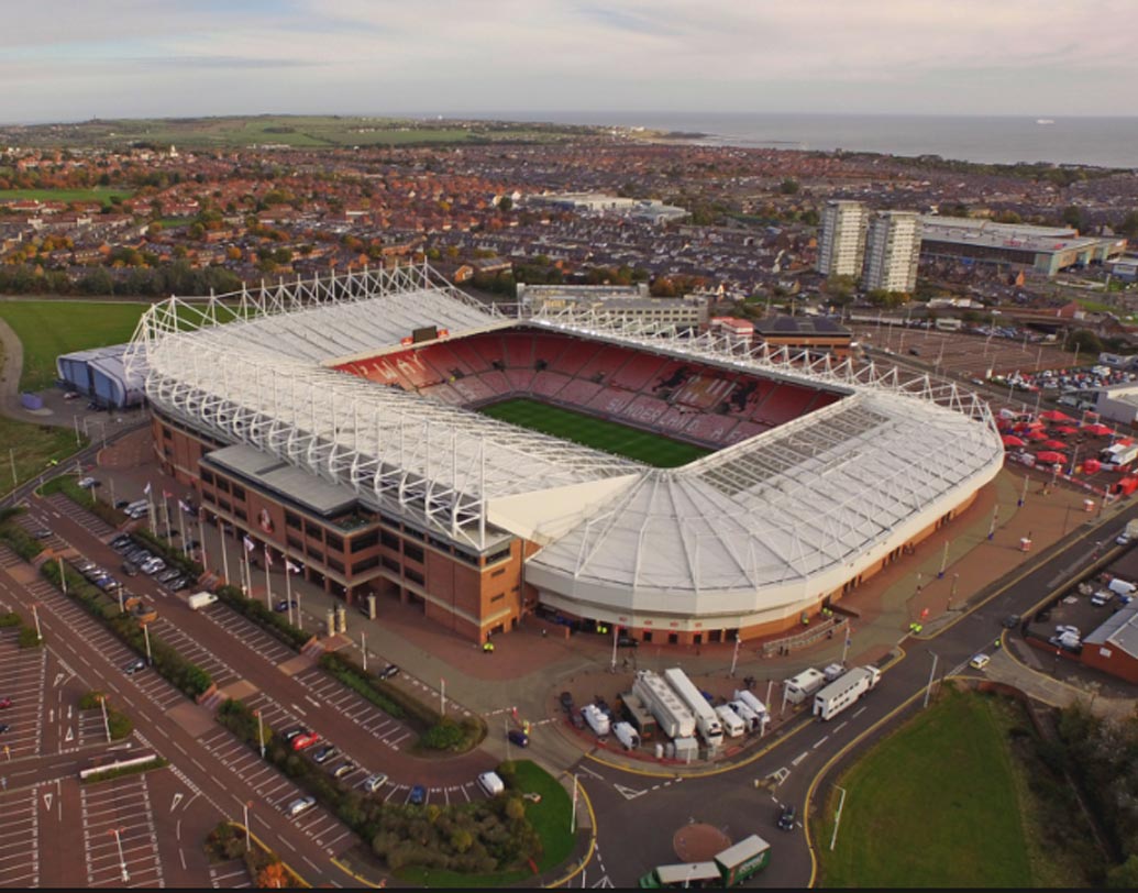 স্টেডিয়াম অব লাইট(সান্ডারল্যান্ড): ২০০৫ সালে স্টেডিয়ামের ব্যালকনিতে কালো ছায়া দেখে আঁতকে উঠেছিলেন ২ কর্মী। আইরিশ স্ট্রাইকার স্টিফেন ইলিয়টও নাকি একেবার ‘ভূতের’ মুখোমুখি পড়ে গিয়েছিলেন। সেই থেকে স্টেডিয়ামটিকে ঘিরে ভূতের নানা গল্প চাউর হতে থাকে। স্টেডিয়াম কর্তাদের বিশ্বাস, কোনও জলদস্যুর ভূত নাকি ঘুরে ফিরে বেড়াচ্ছে স্টেডিয়ামের আনাচ কানাচে।
