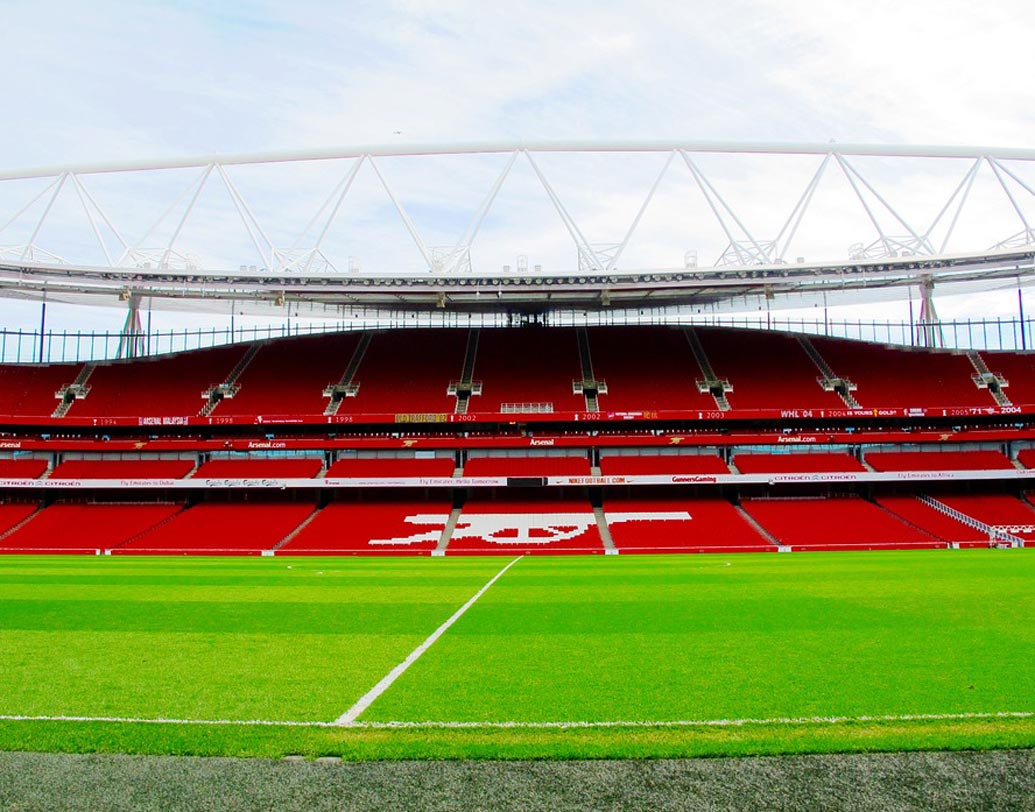 হাইবারি(আর্সেনাল): দক্ষিণ লন্ডনের হাইবারিতে আর্সেনাল স্টেডিয়ামে নাকি এখনও দেখা যায় বিখ্যাত ফুটবল খেলোয়াড় ও আর্সেনালের প্রথম ম্যানেজার হারবার্ট চ্যাপম্যানের আত্মাকে। হারবার্টের হাত ধরেই আর্সেনাল প্রথম ১৯২৩-২৪ মরসুমে লিগ জেতে। নিউমোনিয়ায় আক্রান্ত হয়ে ৫৫ বছর বয়সে মৃত্যু হয় তাঁর। জীবনের শেষ কটি দিন এই স্টেডিয়ামে বসেই খেলা দেখেছিলেন হারবার্ট।