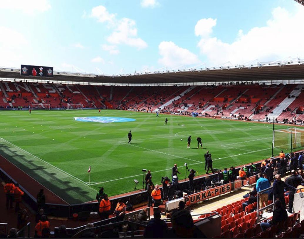 সেন্ট ম্যারিস(সাউদাম্পটন): ২০০১ সালে সাউদাম্পটনে গড়ে ওঠে এই স্টেডিয়াম। ম্যানেজার স্টুয়ার্ট গ্রে প্রথম স্টেডিয়ামের ভিতর তাঁর ‘ভৌতিক’ অভিজ্ঞতার কথা জানান। তারপর থেকেই লোকমুখে চাউর হতে থাকে নানা অশরীরী গল্প। শোনা গিয়েছে, এই স্টেডিয়ামের জায়গায় নাকি আগে কবরখানা ছিল। কর্তৃপক্ষের ধারণা, কবর ভেঙে ফেলায় অতৃপ্ত আত্মারা বদলা নিতেই স্টেডিয়ামের আশপাশে ঘুরে বেড়ায়।