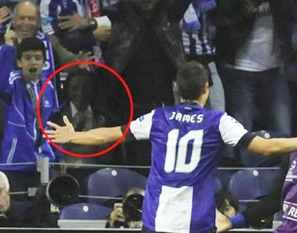 এস্তাদিও দো দ্র্যাগো: ২০১২ সালে পিএসজিকে হারিয়ে পোর্তো খেলোয়াড়েরা যখন উল্লাসে ব্যস্ত, স্টেডিয়ামের দর্শকাসনে ক্যামেরাবন্দি হয় এক আবছায়া বয়স্ক লোকের ছবি। দর্শকদের দাবি, সেই মূর্তি নাকি একবার দেখা দিয়েই মিলিয়ে গিয়েছিল। তারপর নানা সময়ে নাকি স্টেডিয়ামে অশরীরীদের দেখা পেয়েছেন দর্শকেরা। সেই থেকেই ওই স্টেডিয়ামটিকে ‘হন্টেড’ বলে দাবি করে আসছেন স্থানীয়েরা।