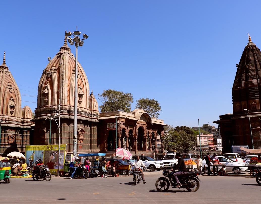 ‘স্বচ্ছ ভারত অভিযানে’র অঙ্গ হিসেবে গত কয়েক বছর ধরেই কোয়ালিটি কাউন্সিল অব ইন্ডিয়া ‘স্বচ্ছ সর্বেক্ষণ’ সমীক্ষা চালায় দেশের ৪৩৪টি শহরে। পরিচ্ছন্নতার নিরিখে শহরগুলির র‌্যাঙ্কিং প্রকাশ করা হয়। সেই র‌্যাঙ্কিংয়ে চলতি বছরেও শীর্ষ স্থানে রয়েছে ইনদওর। দ্বিতীয় স্থানে ভোপাল ও তৃতীয়ে রয়েছে চণ্ডীগড়।
