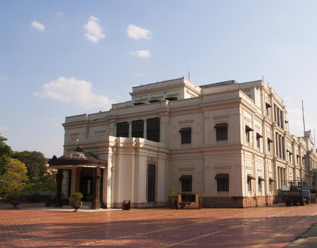 শহর পরিচ্ছন্নতায় এগিয়ে থাকলেও নাগরিকদের একটা অংশের মধ্যে যত্র তত্র আবর্জনা ফেলার অভ্যাস রয়ে গিয়েছিল। এই অভ্যাস বদলাতে প্রতিদিন বাড়ি বাড়ি গিয়ে আবর্জনা সংগ্রহ করে আনার দায়িত্ব নিয়েছেন পুরকর্মীরা। সেই কাজে তাঁদের সহযোগিতা করেন শহরবাসী।