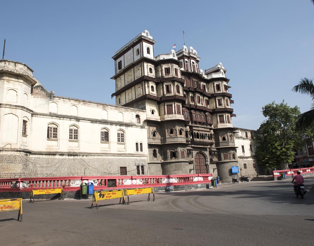 শহরকে আবর্জনা মুক্ত রাখার অন্য পন্থাও খুঁজে নিয়েছেন নাগরিকেরা। ইনদওরের লোকমান্য নগরের ৭৫০টি পরিবারের লোকজন আবর্জনা থেকে সার তৈরির ব্যবসা শুরু করেছেন। একই প্রয়াস দেখা গিয়েছে ইনদওরের বাকি কয়েকটি জায়গাতেও। সেখানকার নাগরিকরা নিজেরাই আবর্জনা সংগ্রহ করে সার বানিয়ে নানা জায়গায় সরবরাহ করেন।