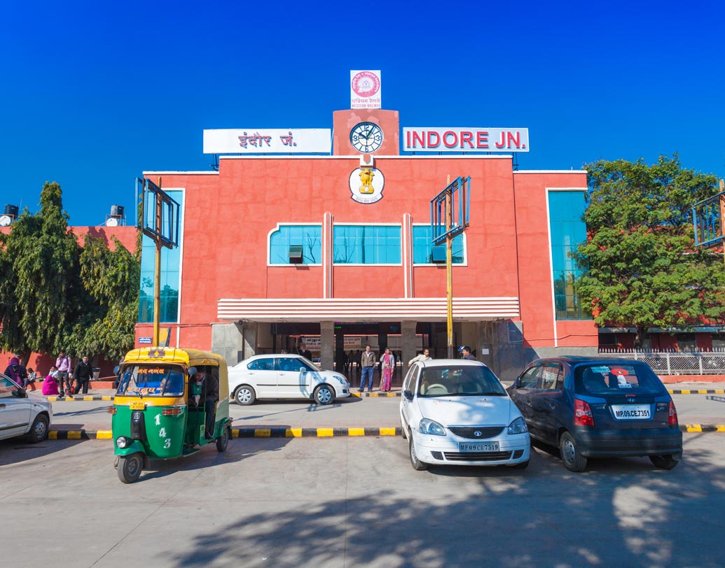 প্লাস্টিক দূষণ রোধে জায়গায় জায়গায় অভিযান চালাচ্ছে পুরসভা। কিন্তু, প্লাস্টিকের দাপট তাতে কিছুমাত্র কমেনি। কিন্তু, ইনদওরের নাগরিকেরা দেখিয়ে দিয়েছেন প্লাস্টিক দূরীকরণে তাঁরা সক্রিয়। দোকান, বাজার সর্বত্র প্লাস্টিকের ক্যারিব্যাগ এড়িয়ে চলেন তাঁরা।