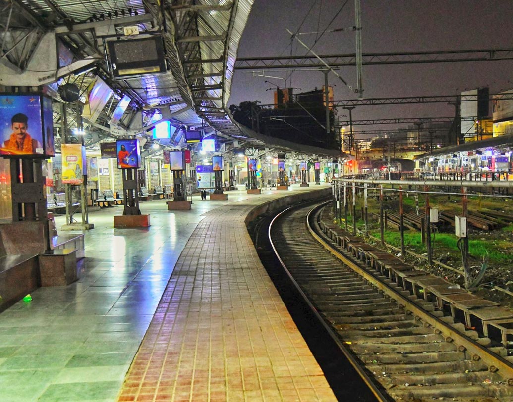 রাস্তাঘাটে আবর্জনা, পানের পিক, থুতু ফেলা বন্ধ করতে এক অভিনব পন্থা নিয়েছে ইনদওরের পুরসভা। নাগরিকেরা তাঁদের গাড়িতে সবসময় ডাস্টবিন রেখে দেন। রাস্তায় না ফেলে সেখানেই যাবতীয় আবর্জনা জমা করেন তাঁরা। পথচলতি মানুষও নিজের সঙ্গে সে রকমই বিকল্প ব্যবস্থা রাখেন।