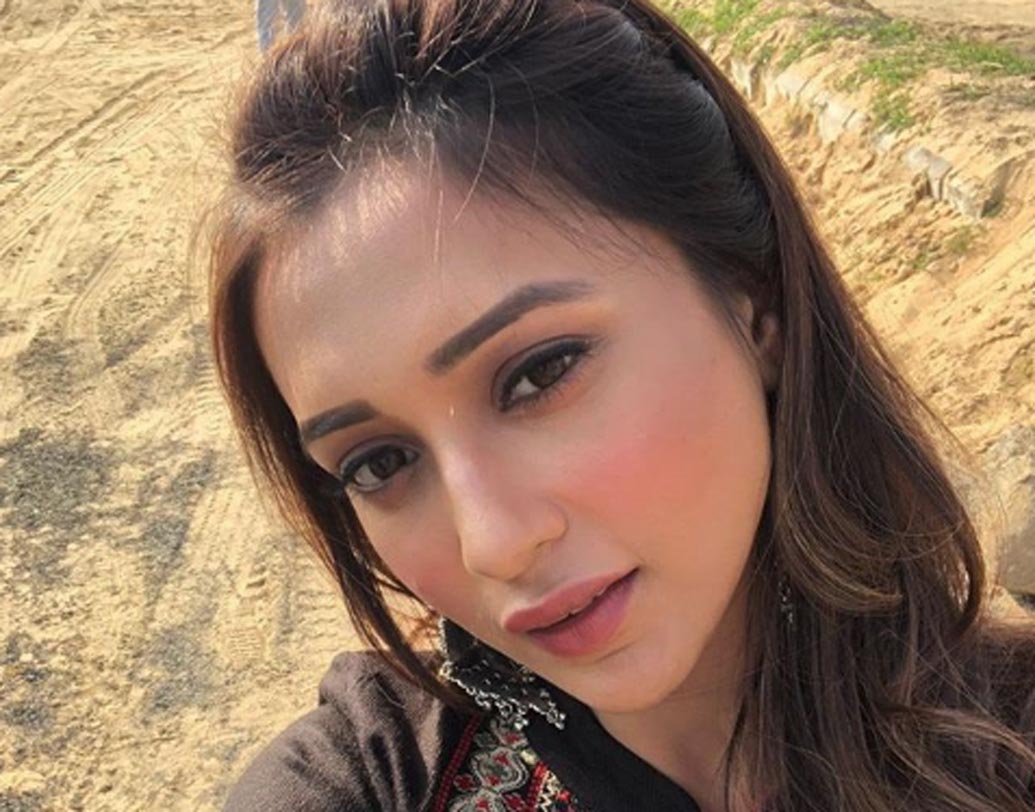 মিমি কেন ওই ছবিটি শেয়ার করেছেন তা নিয়ে সোশ্যাল অডিয়েন্সের একটা বড় অংশের প্রশ্ন রয়েছে। কারণ রাজ-শুভশ্রীর বিয়েতে মিমি ছিলেন গসিপের কেন্দ্রে।