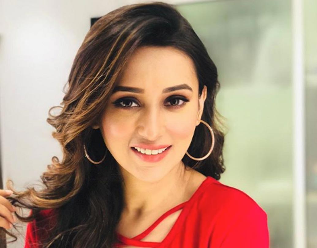 এই ছবিটি পোস্ট করে কেন ক্যাপশনে ‘হ্যাপি ফেস...’ লিখেছেন নায়িকা তা নিয়েও প্রশ্ন কম নয়। নিন্দুকেরা বলছেন, রাজের বিয়ের দুঃখ ভুলতেই হয়তো নিজেকে খুশি দেখানোর চেষ্টা করছেন!