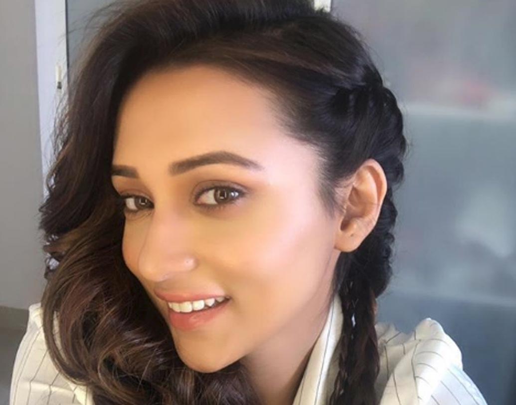 কিন্তু এ সব সমালোচনায় মিমির কি সত্যিই কিছু যায় আসে? কারণ রাজের সঙ্গে সম্পর্কের হ্যাংওভার তিনি কাটিয়ে ফেলেছেন বলেই দাবি তাঁর ঘনিষ্ঠদের। মিমি নিজেও প্রকাশ্যে এ নিয়ে কথা বলতে পছন্দ করেন না।