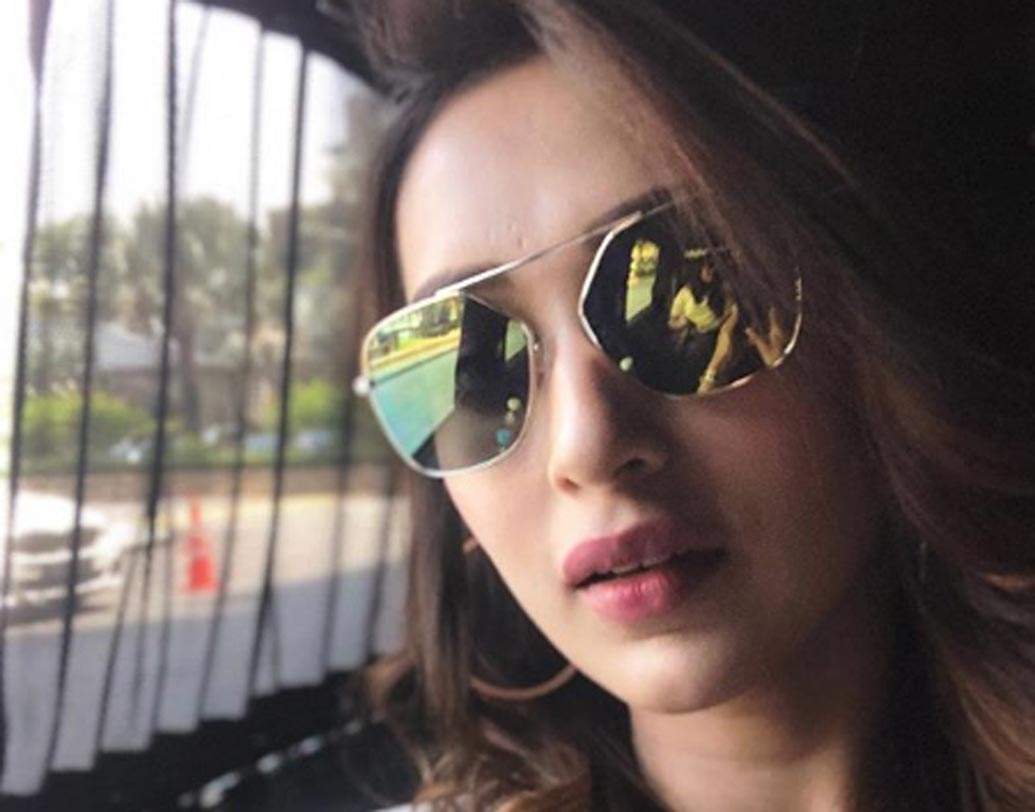 বরং ব্যক্তিগত ভাল-মন্দকে ব্যক্তিগত রাখতে পছন্দ করেন বলেই প্রকাশ্যে বহুবার জানিয়েছেন মিমি।