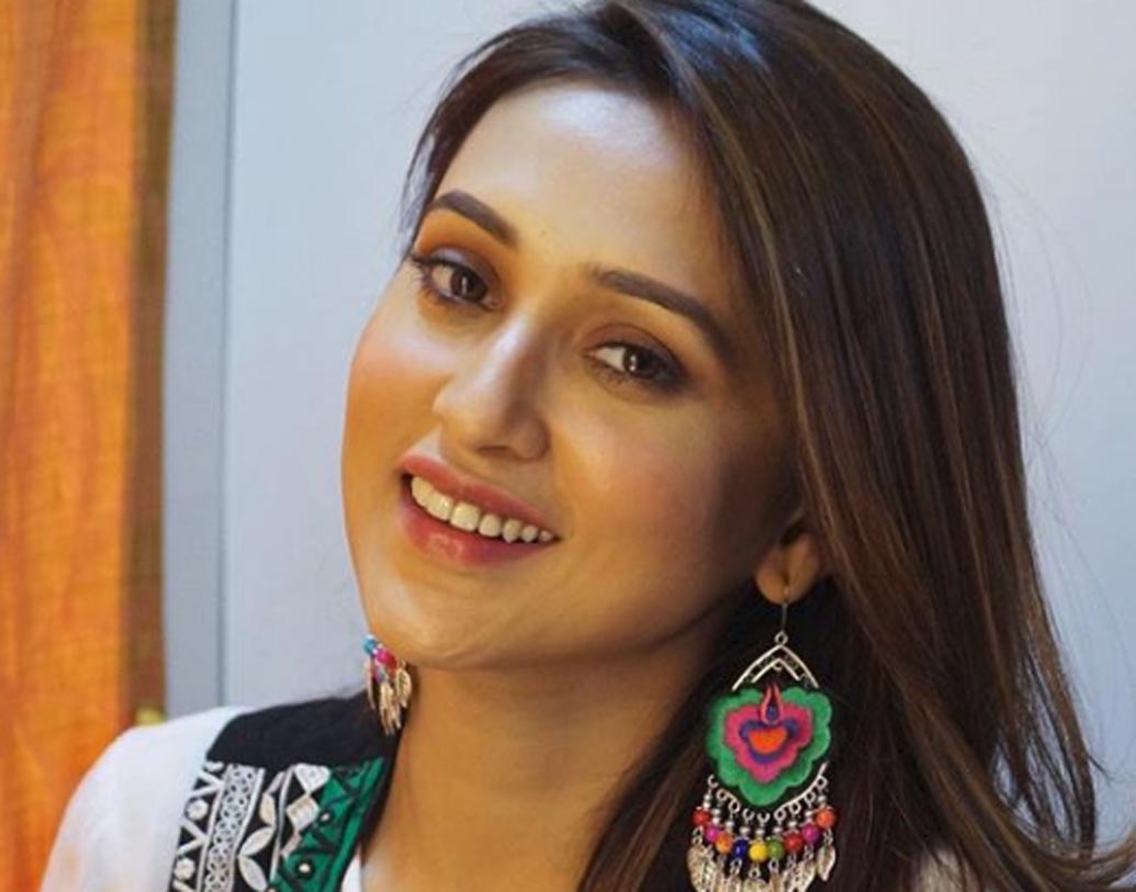 তাই এই ছবিটি পোস্ট করে মিমির বার্তা ‘জীবন ততটাই সুন্দর, যতটা আপনি দেখতে চাইবেন’।