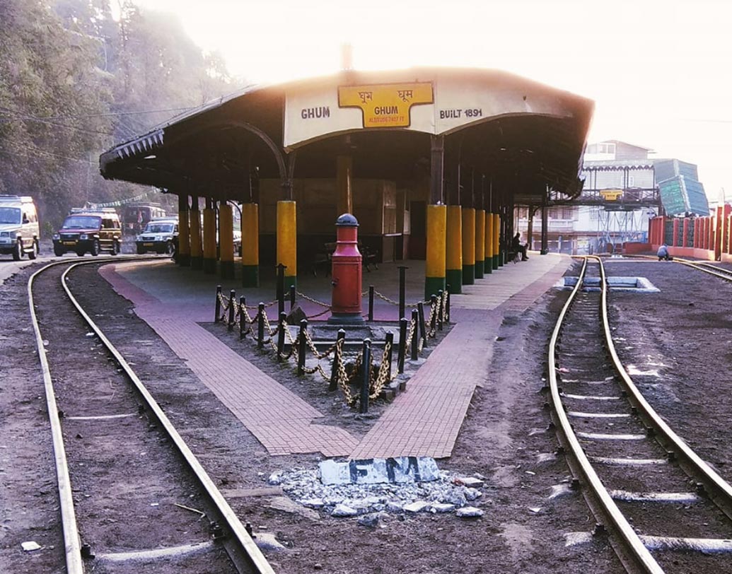 ঘুম স্টেশন: দার্জিলিং হিমালয়ের কোলে ছবির মতো সুন্দর রেল স্টেশন ঘুম। ১৮৮১ সালে সমুদ্রপৃষ্ঠ থেকে ৭,৪০৭ ফুট উচ্চতায় স্টেশনটি তৈরি হয়। উচ্চতার নিরিখে ঘুম দেশের মধ্যে সর্বোচ্চ ও বিশ্বে ১৪তম স্থানে রয়েছে। দার্জিলিং, কালিম্পং, কার্শিয়াং, মংপু-সহ একাধিক সড়কপথ ও মনাস্ট্রি এই স্টেশনকে সংযুক্ত করে।