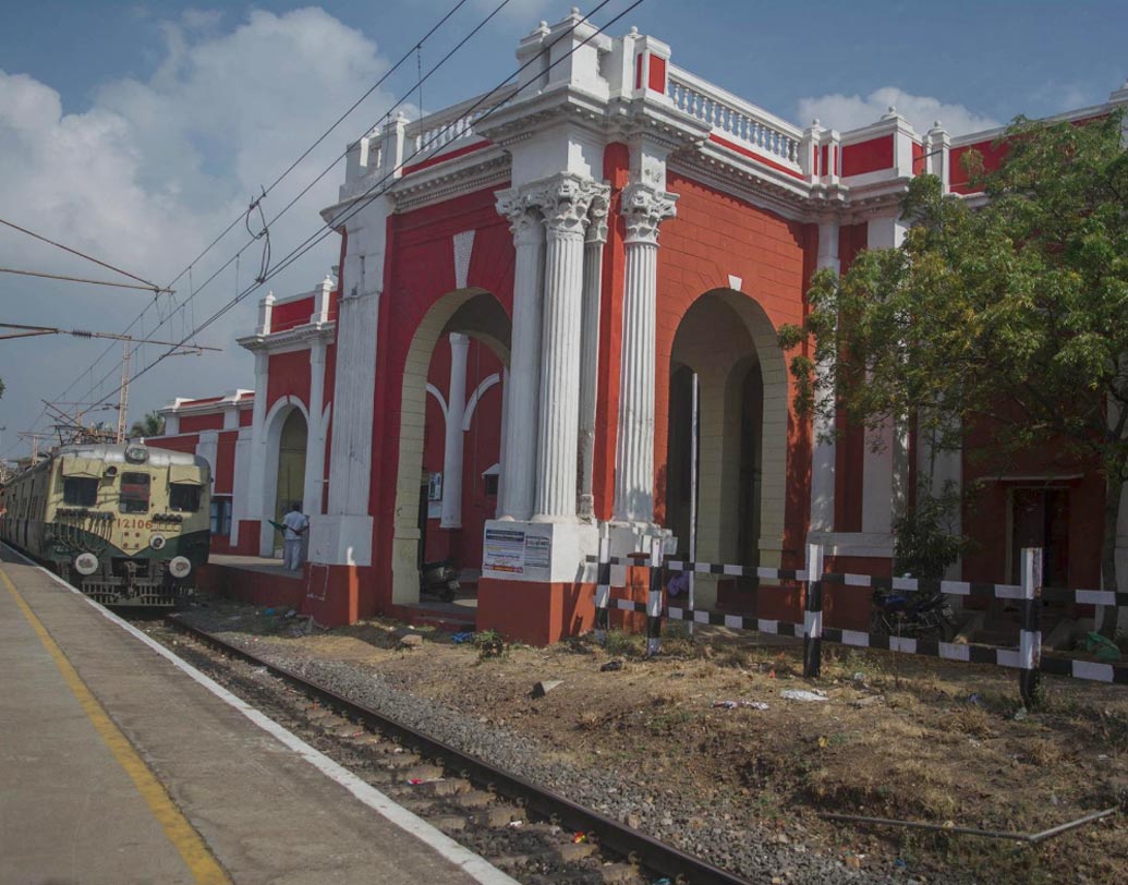 রোয়াপুরম রেল স্টেশন: দক্ষিণ ভারতের রেল স্টেশনগুলির মধ্যে প্রাচীনতম স্টেশন রোয়াপুরম। ১৮৫৬ সালে স্টেশনটি চালু হয়। প্রথমে স্টেশনটির একটি দিক সেনাদের প্ল্যাটফর্ম হিসেবে ব্যবহৃত হত। বাকি অংশ ছিল নিত্যযাত্রীদের জন্য। তবে, বর্তমানে নতুন করে স্টেশনটিকে ঢেলে সাজানো হয়েছে।
