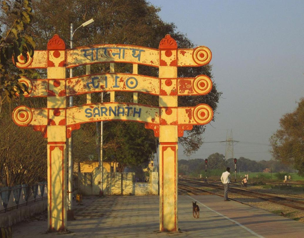 সারনাথ রেল স্টেশন: দেশের আশ্চর্যতম রেল স্টেশনগুলির মধ্যে একটি সারনাথ স্টেশন। এই স্টেশনের নির্মাণ শৈলী মুগ্ধ করে। পুরোপুরি সাঁচী স্তূপের আদলে এই স্টেশনটিকে গড়ে তলা হয়েছে। এটি দৈর্ঘ্যেও খুব বেশি বড় নয়। সারনাথ ও বারাণসীকে সংযুক্ত করেছে এই রেল স্টেশনটি।