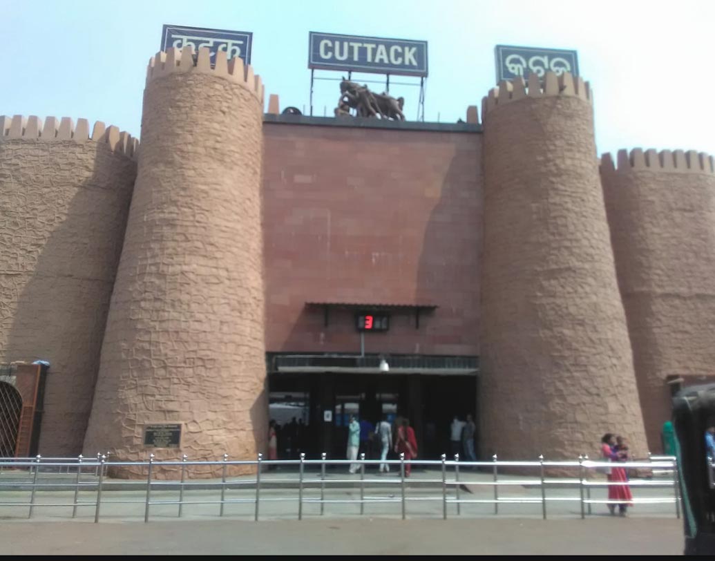 কটক স্টেশন: এই স্টেশনের বিশেষত্ব তার নির্মাণকার্যে। সুপ্রাচীন বারাবাতি দুর্গের আদলে গড়ে তোলা হয়েছে ওডিশার কটক স্টেশনটিকে। শুধু তাই নয়, দেশের সবচেয়ে ব্যস্ততম রেল স্টেশনের মধ্যে একটি কটক রেল স্টেশন।