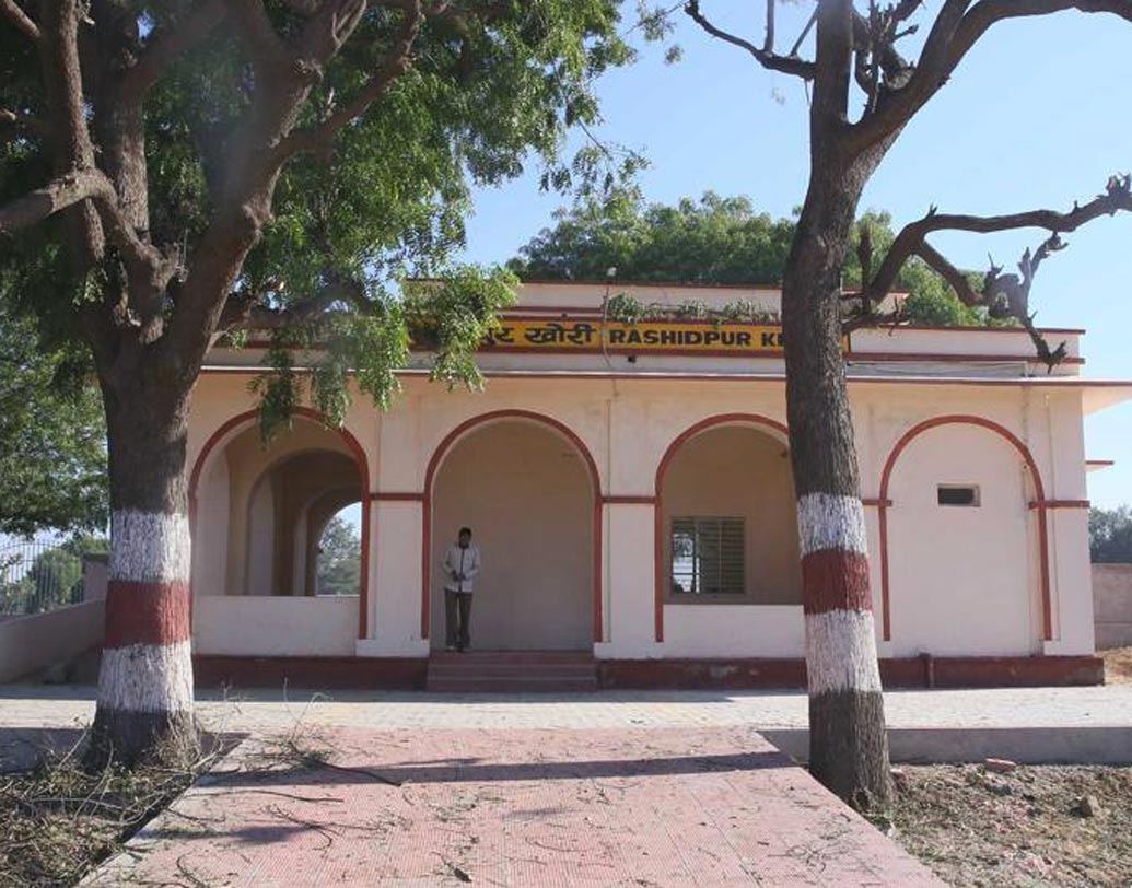 রশিদপুরা খোরি স্টেশন: জানেন কি, রাজস্থানের এই প্রান্তিক রেল স্টেশনটিতে কোনও স্টেশন মাস্টার বা টিটি নেই? গোটা স্টেশনটির পরিচালনা করেন গ্রামবাসীরাই। টিকিট বিক্রির জন্য আলাদা করে কর্মী নিয়োগ করে না রেল। চুক্তির ভিত্তিতে স্থানীয়দেরই সেই দায়িত্ব দিয়ে দেওয়া হয়।