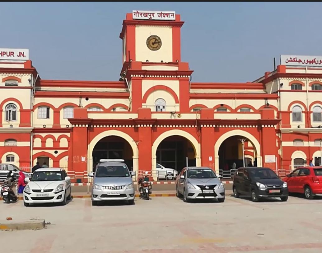 গোরক্ষপুর রেল স্টেশন: খড়্গপুরকে পিছনে ফেলে বিশ্বের দীর্ঘতম প্ল্যাটফর্মের শিরোপা জিতে নিয়েছে উত্তরপ্রদেশের গোরক্ষপুর রেল স্টেশন। এই স্টেশনের প্ল্যাটফর্মের দৈর্ঘ্য ১.৩৫ কিলোমিটার।