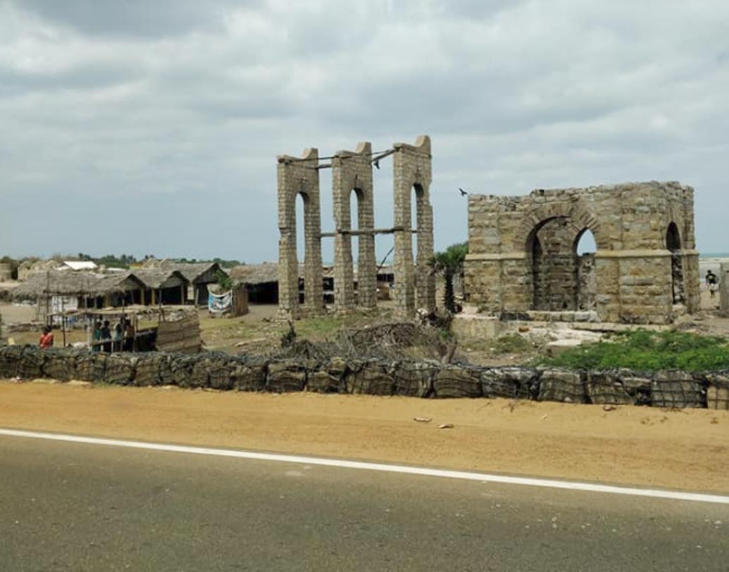 ধনুষ্কোডি স্টেশন: রামেশ্বরমে অবস্থিত ‘ভৌতিক স্টেশন’ ধনুষ্কোডি। ১৯৬৪ সালে সাইক্লোনের প্রকোপে ধনুষ্কোডি শহর তছনছ হয়ে যায়। যাঁরা বেঁচে যান তাঁদের অন্য জায়গায় সরিয়ে নিয়ে যাওয়া হয়। বর্তমানে ভগ্নপ্রায় পরিত্যক্ত স্টেশন হিসেবে দাঁড়িয়ে রয়েছে ধনুষ্কোডি।