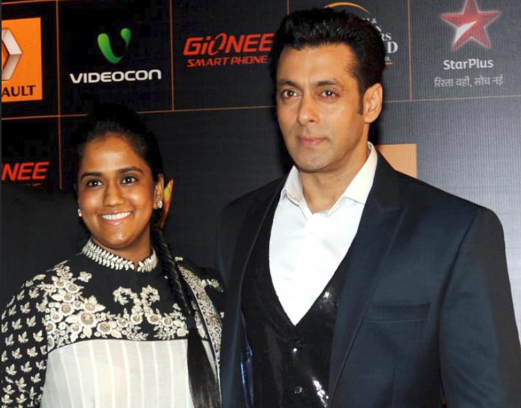 বোন অর্পিতাকে নিয়ে একটু বেশিই পজেসিভ বলিউডের ‘ভাইজান’। বোনের বিয়েতেও তাই খুঁটিনাটি বিষয়ে ছিল তাঁর নজর। বোন অর্পিতাকে বিয়েতে রোলস-রয়েস ফ্যানটম উপহার দিয়েছিলেন সলমন। দাম নিশ্চয় বলে দিতে হবে না, প্রায় সাড়ে তিন কোটি।