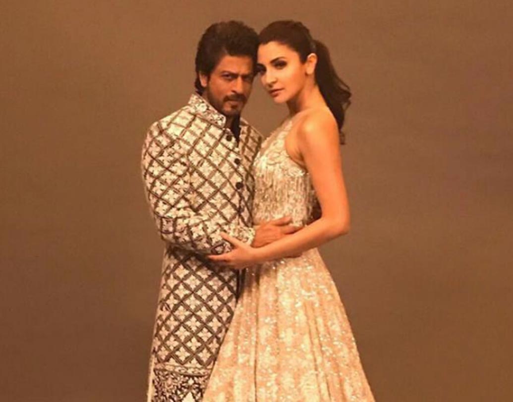 বন্ধু অনুষ্কা শর্মাকে ৯৫ লক্ষ টাকা দামের অডি উপহার দিয়েছিলেন বলি বাদশা। এর থেকেই বোঝা যায়, শাহরুখ শুধু ‘কিঙ্গ অব রোমান্স’ নন, ‘কিঙ্গ অব হার্ট’ও বটে!