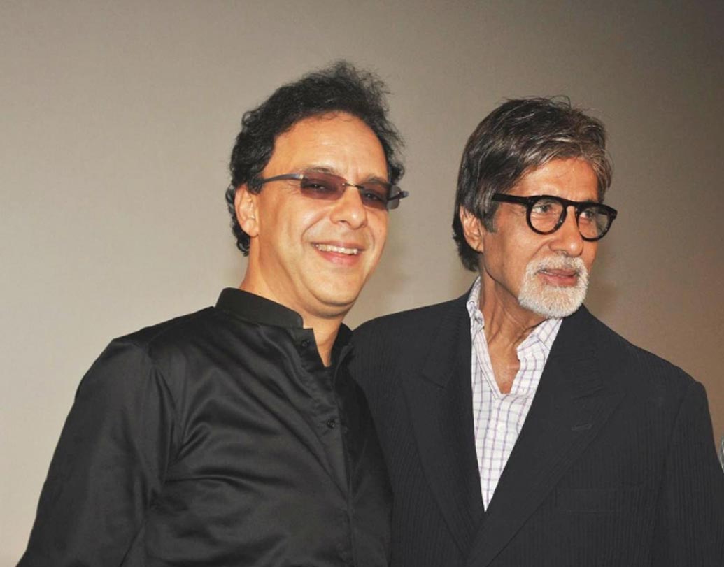 ‘একলব্য’ ছবিতে অমিতাভের অভিনয়ে খুশি হয়ে তাঁকে একটি রোলস রয়েস উপহার দেন বিধু বিনোদ চোপড়া। গাড়িটির দাম ছিল সাড়ে তিন কোটি টাকা।