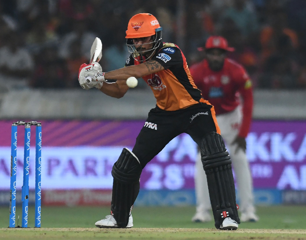 মণীশ পাণ্ডে (মুম্বই ইন্ডিয়ান্স): মণীশ পাণ্ডের নাম শুনলেই নাইট রাইডার্স এবং রয়্যাল চ্যালেঞ্জার্সের কথা মনে পড়ে। কিন্তু এই ডানহাতি ব্যাটসম্যানের আইপিএল অভিষেক হয়েছিল মুম্বই ইন্ডিয়ান্সের হাত ধরে। পরের বছরই বেঙ্গালুরুতে যোগ দেন মণীশ। সেখানেই প্রথম ভারতীয় ব্যাটসম্যান হিসাবে আইপিএল সেঞ্চুরি করেন মণীশ। ছবি: এএফপি।