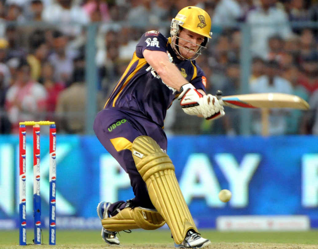 ইয়ন মর্গ্যান (রয়্যাল চ্যালেঞ্জার্স বেঙ্গালুরু): মর্গ্যানের আইপিএল রেকর্ড বললেই তাঁর নাইট রাইডার্সের হয়ে পারফরম্যান্সের কথা মনে পড়ে। কিন্তু তিনি যে বেঙ্গালুরুতেও খেলেছিলেন, জানতেন? ২০১০ সালের সেই বেঙ্গালুরু দলে অবশ্য রিজার্ভ বেঞ্চে বসেই কাটাতে হয়েছে।