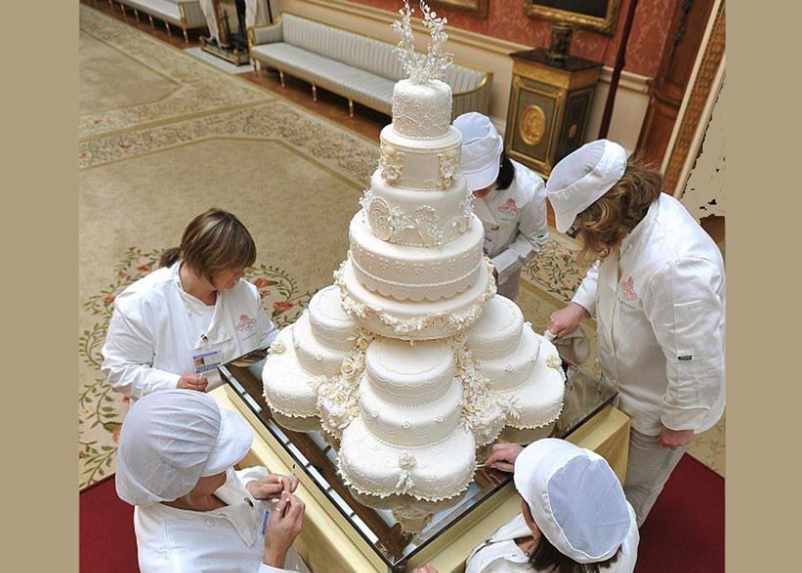 বিয়েতে কেকের প্রচলন এখন বাঙালিদের মধ্যেও হয়েছে। কিন্তু এটা তো আর আমার-আপনার পরিবারে বিয়ে নয়। রয়্যাল ওয়েডিংয়ে কেকও হওয়া চাই রয়্যাল। দুটো কেক থাকছে তার জন্য। জানা যাচ্ছে মূল কেক হবে ফ্রুটি, সেই কেকের উপরে ফুলের কাজ থাকবে। কেক কাটার পর তা সমস্ত নিমন্ত্রিত অতিথিদের পরিবেশন করা হবে। কেক কাটার এই রীতি অবশ্য প্রথম থেকেই চলে আসছে।