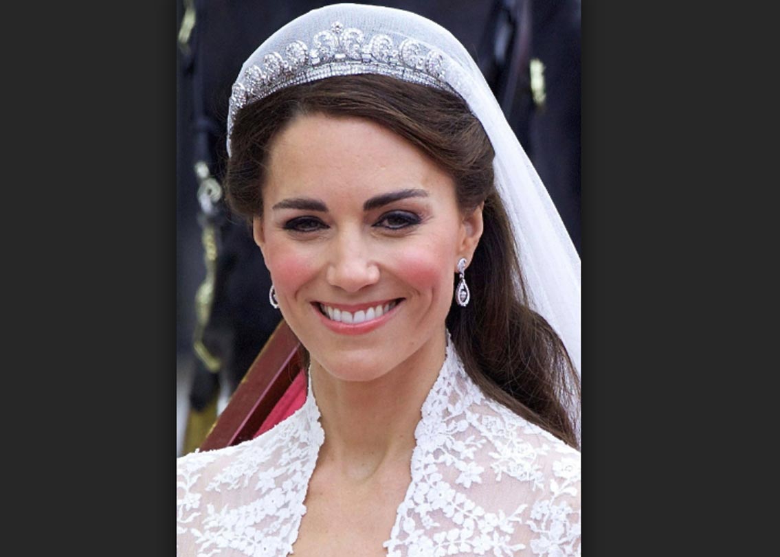 যে দিন থেকে হ্যারি এবং মেগানের বিয়ের কথা সামনে এসেছে, উৎসুকদের একটি বিষয় নিয়ে বেশ জল্পনা। কেমন হবে মেগানের বিয়ের পোশাক? হ্যারি কী পরবেন? কে তাঁদের পোশাক ডিজাইন করবেন? আর তো কয়েক ঘণ্টার অপেক্ষা মাত্র, এই চমকটা থাক তাঁদের জন্য। তবে একটা বিষয় নিশ্চিত। বংশের ঐতিহ্যবাহী টায়রা থাকছেই মেগানের মাথায়।