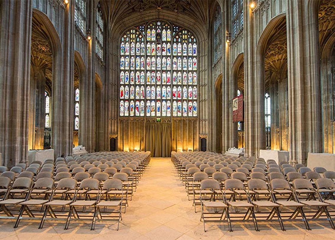 বিয়ের সময় রয়্যাল পরিবার সব সময় চার্চের ডান দিকে বসেন। কিন্তু রয়্যাল পরিবারের হবু বর যদি রয়্যাল না হন, সে ক্ষেত্রে তাঁকে চার্চের বাঁ দিকে বসতে হয়। মেগান মার্কলের জন্ম রয়্যাল পরিবারে নন, কিন্তু তিনি রয়্যাল পরিবারের হবু বর নন বৌ, তাই তিনি বংশের ধারা বজায় রেখে রয়্যাল পরিবারের সঙ্গে ডান দিকেই বসবেন। সেন্ট জর্জ’স চ্যাপেলে তাঁদের বিয়ের মহড়াও হয়ে গিয়েছে।