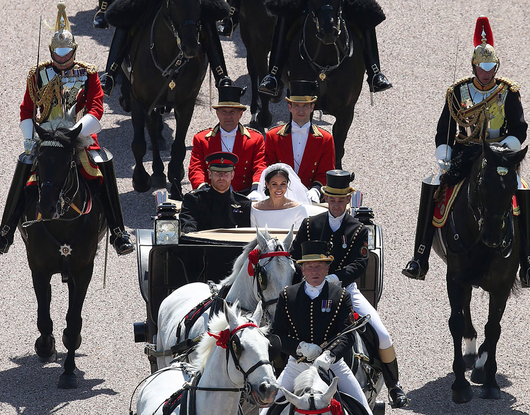 কিছু ক্ষণের অপেক্ষা। সেন্ট জর্জ’স চ্যাপেলে যাওয়ার পথে হ্যারি এবং মার্কল। ছবি: এএফপি।