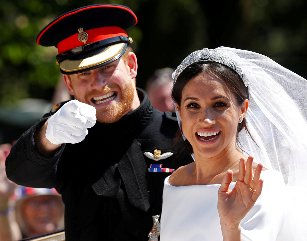 জনতার উদ্দেশ্যে। বিয়ের অনুষ্ঠানের পর হ্যারি আর মার্কল। ছবি: রয়টার্স।