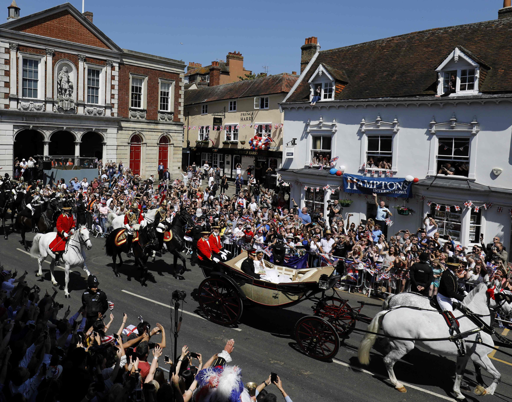 এ বার ফেরার পালা। রাজকীয় শোভাযাত্রায় বাড়ির পথে রওনা হলেন নবদম্পতি। ছবি: এএফপি।