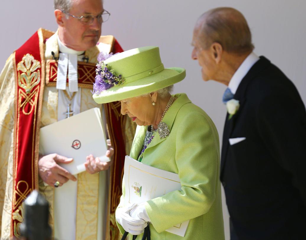 বিয়ের অনুষ্ঠানে শেষের রাজপ্রাসাদের পথে রওনা হচ্ছেন রানি দ্বিতীয় এলিজাবেথ। ছবি: এএফপি।