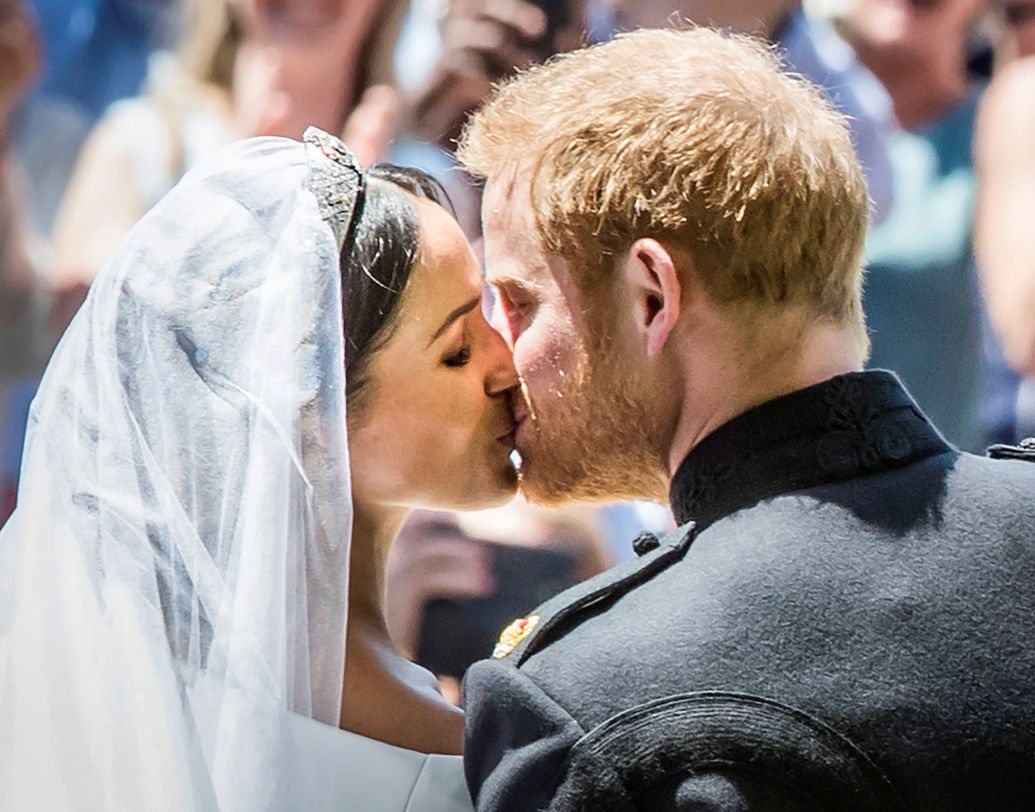 চুম্বন। বিবাহ অনুষ্ঠানের পর জনতার সামনে হ্যারি-মার্কল। ছবি: রয়টার্স।