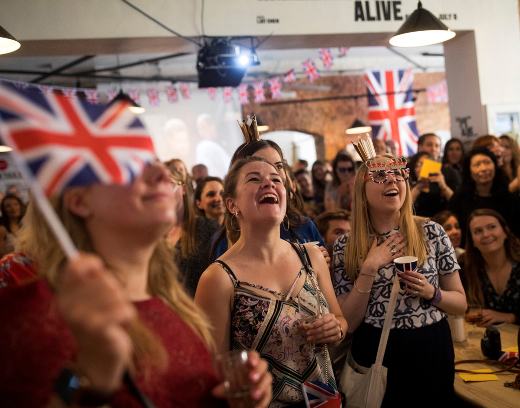 আনন্দিত। বিবাহবন্ধনে আবদ্ধ হলেন হ্যারি আর মার্কল। টিভিতে গোটা অনুষ্ঠানটি দেখলেন অনুগামীরা। ছবি: রয়টার্স।