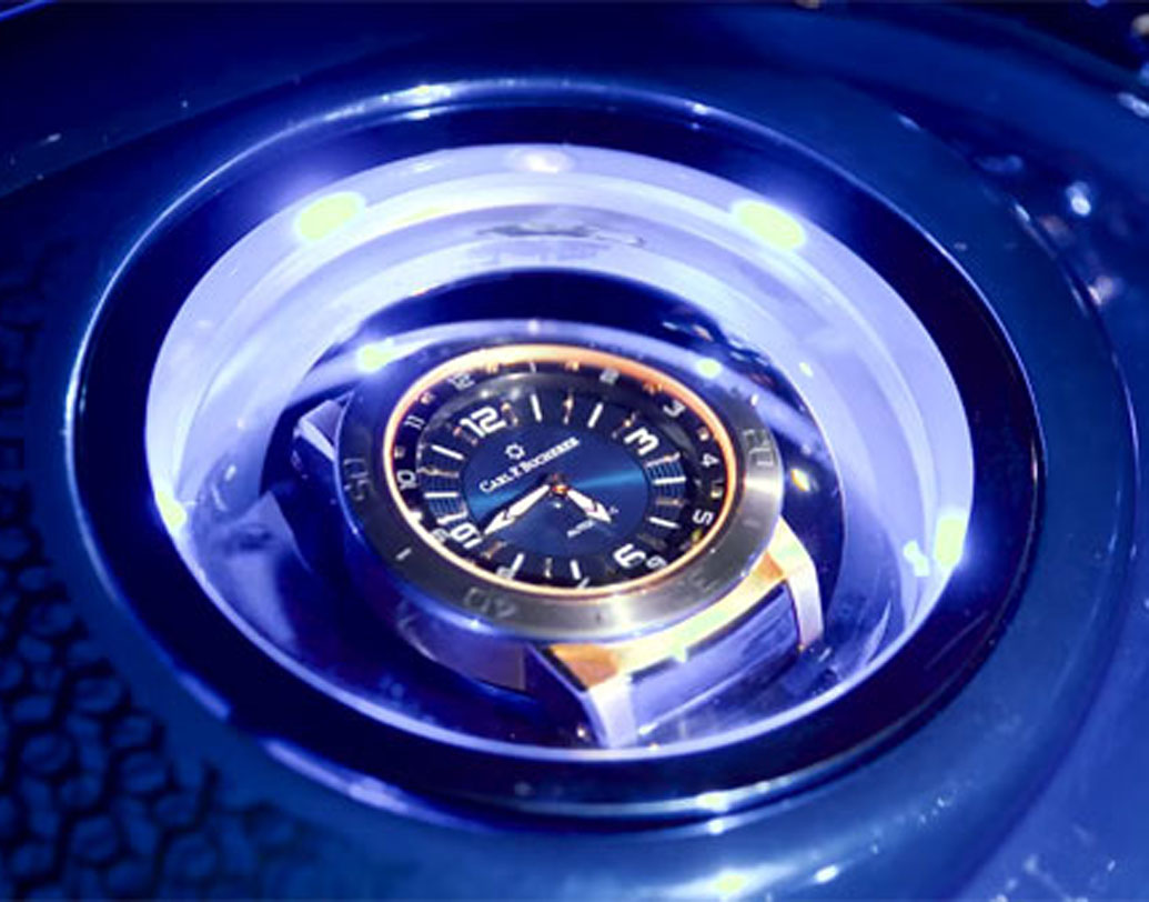 হার্লে-ডেভিডসনের ব্লু-এডিশন ভার্সন এই বাইক। নাম দেওয়া হয়েছে ‘সফ্টটেল স্লিম এস’। সুইত্জারল্যান্ডের বিখ্যাত গয়না ও ঘড়ি প্রস্তুতকারক সংস্থা ‘বুশারার’ এবং বাইক প্রস্তুতকারক সংস্থা ‘বান্ডানারবাইক’-এর যৌথ উদ্যোগে বাইকটি তৈরি করা হয়েছে।