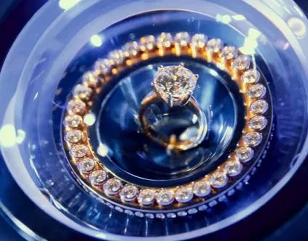 ফুয়েল ট্যাঙ্কের ডান পাশে ৫.৪ ক্যারাটের ডায়মন্ড রিং লাগানো হয়েছে। ফুয়েল ট্যাঙ্কের এক পাশে ঘড়ি এবং অন্য পাশে হিরেখচিত রিং এবং তার থেকে ঠিকরে বেরিয়ে আসা আলো গাড়ির শোভা বহুগুণ বাড়িয়ে দিয়েছে।