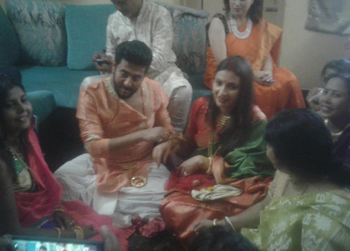 মেয়ে-জামাই আসছেন অষ্টমঙ্গলায়। সব আয়োজন সারা। রীতি মেনেই মেয়ে-জামাইকে বরণ করেন শুভশ্রীর মা বীণা গঙ্গেপাধ্যায়। সেলেব্রিটি হলেও রাজ-শুভশ্রী নাকি খুঁটিনাটি সমস্ত আচারই হাসিমুখে পালন করেছেন। জামাইয়ের পছন্দের মেনুও নিজের হাতে রান্না করেছন বীণা।