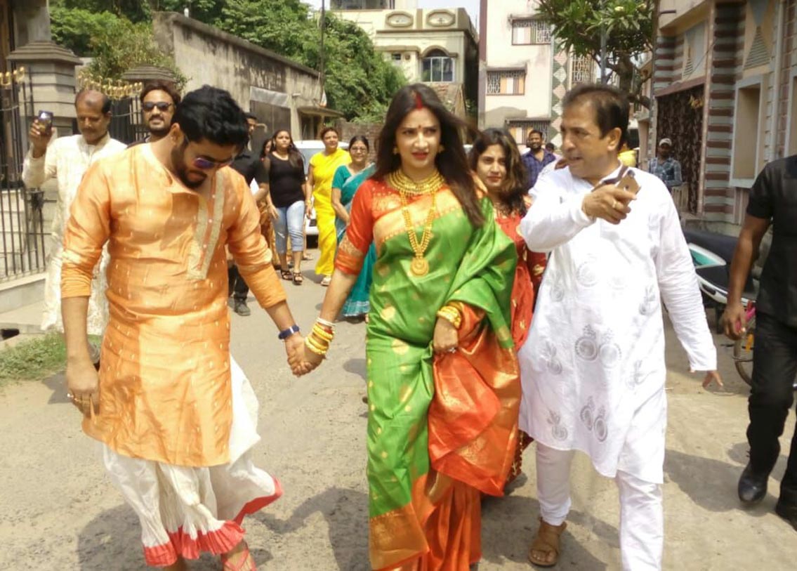 শুক্রবার সকালে কিছু ধর্মীয় রীতি ছিল শুভশ্রীর বাপের বাড়ির। সেই রীতি মেনে বাড়ির পাশের একটি পুকুরে যান দু’জনে।