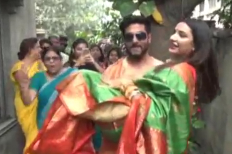 এই পুকুরে থালা নিয়ে কিছুক্ষণ লুকোচুরি খেলা হয় তাঁদের। তার পর নিয়ম মেনে পুকুর ঘাট থেকে কোলে করে শুভশ্রীকে কিছু রাস্তা নিয়ে আসেন রাজ।