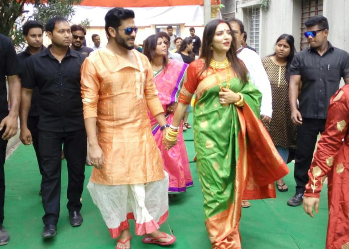 জামাই নাকি শাশুড়ির থেকে একটি গিফটও চেয়েছেন। শাশুড়ির থেকে কী গিফট নিলেন রাজ? সময়মতো শাশুড়িকে সেটা জানাবেন, জানিয়েছেন তিনি।