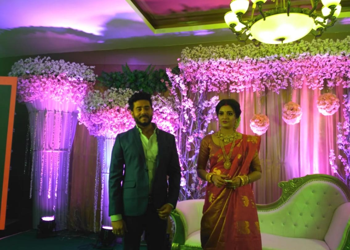 শুক্রবার সন্ধ্যায় ২ নম্বর জাতীয় সড়কের পাশে একটি অভিজাত হোটেলে অনুষ্ঠানের আয়োজন ছিল। ভুরিভোজ তো ছিলই, সঙ্গে আয়োজন ছিল বাজি প্রদর্শনীর। কারণ, ছোটবেলা থেকেই শুভশ্রীর নাকি বাজির খুব শখ।