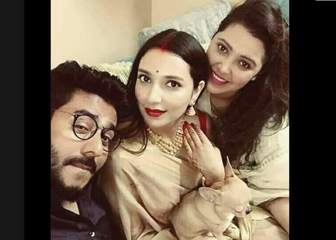 আজ অর্থাৎ শনিবার সকালে তাঁদের দুর্গাপুরের ভিরিঙ্গি কালীবাড়িতে যাওয়ার কথা ছিল। কিন্তু সেখানে তাঁরা যেতে পারেননি। কলকাতায় ফিরে এসেছেন রাজ-শুভশ্রী।