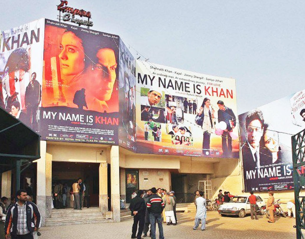 পাকিস্তান: দুই দেশের সম্পর্কে তিক্ততা থাকতেই পারে। কিন্তু তাতে বলিউডের প্রতি পাকিস্তানের ভালবাসা এক ফোঁটাও কমেনি, বরং বেড়েই চলেছে। পাকিস্তানের যুবক-যুবতীরা শাহরুখ খান আর সলমন খানের সিনেমার বিরাট ভক্ত। শাহরুখ, সলমনদের জনপ্রিয়তা পাকিস্তানে এতটাই যা সহজে সে দেশের অভিনেতাদের যখন তখন টেক্কা দিতে পারে।