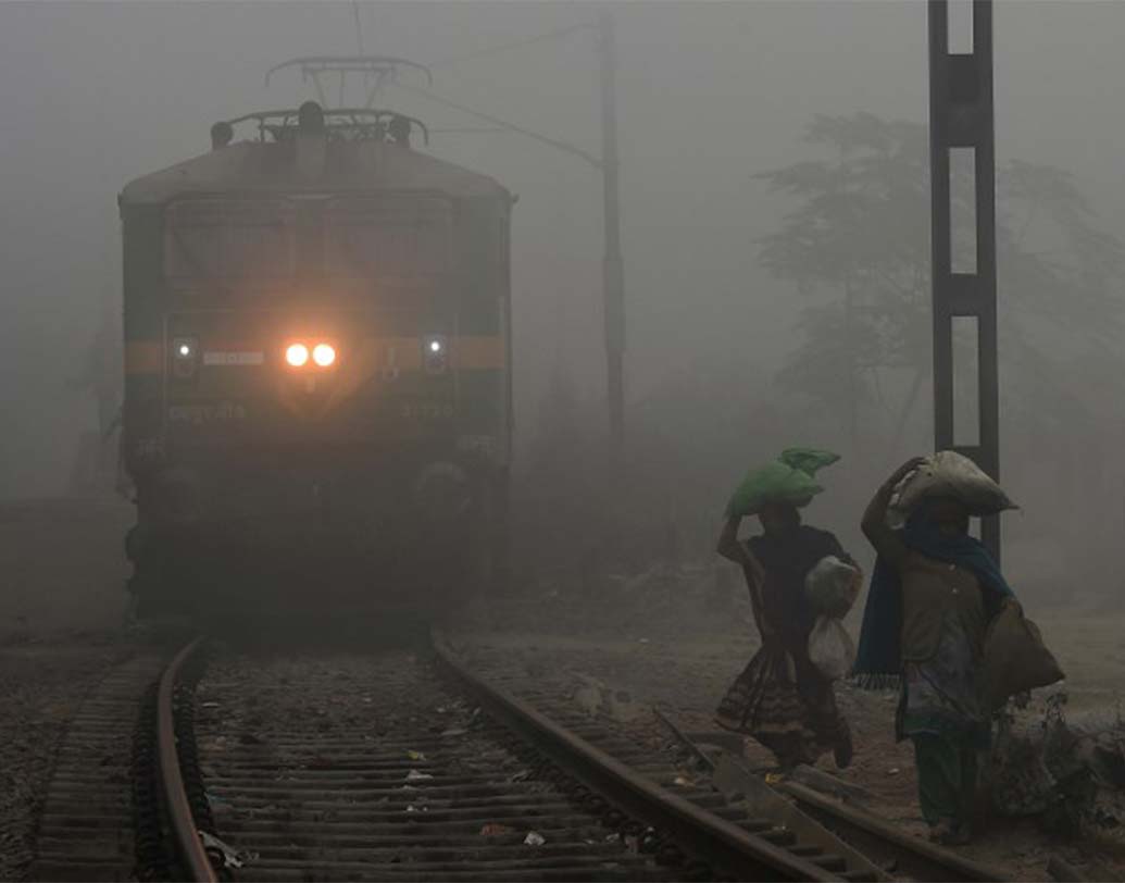 বিশ্বের সবচেয়ে বেশি দূষিত শহর এখন কানপুর। হু প্রত্যেক শহরের বাতাসে পিএম (পার্টিকুলেট ম্যাটার) ২.৫ এবং পিএম১০, এই দুই ধরণের দূষিত বস্তুকণার বাত্সরিক গড় ঘনত্বের হিসেব নিয়েছে। পিএম২.৫-এর মধ্যে আছে সালফেট, নাইট্রেট এবং ব্ল্যাক কার্বনের মতো সূক্ষ্ম দূষণকণাগুলি, যেগুলি মানুষের স্বাস্থের পক্ষে সবচেয়ে বিপজ্জনক। ছবি: এএফপি।