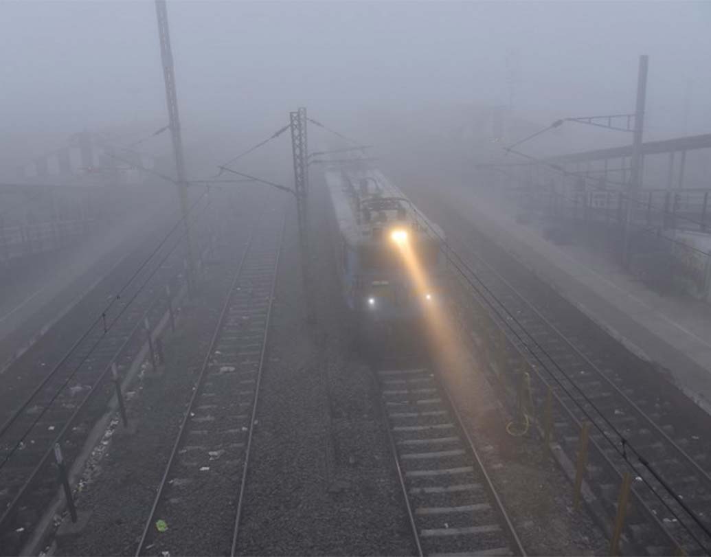 বায়ু দূষণের নিরিখে কানপুরের পরেই রয়েছে ফরিদাবাদ (বিশ্বে ২ নম্বর), বারাণসী (৩), গয়া (৪), পটনা (৫), দিল্লি (৬), লখনউ (৭)। ৮ নম্বরে আছে প্রথম ১০-এর একমাত্র অভারতীয় শহর বামেন্ডা (ক্যামেরুন)। ৯ নম্বরে আগরা, ১০-এ মুজফ্‌ফরপুর।  কানপুরে এই পিএম২.৫-এর গড় ঘনত্ব প্রতি ঘন মিটারে ১৭৩ মাইক্রোগ্রাম। হু প্রস্তাবিত পিএম২.৫-এর নিরাপদ মাত্রা হল প্রতি ঘন মিটারে ১০ মাইক্রোগ্রাম (১ মাইক্রোগ্রাম হল ১ গ্রামের ১০ লক্ষ ভাগের ১ ভাগ)। ছবি: এএফপি।