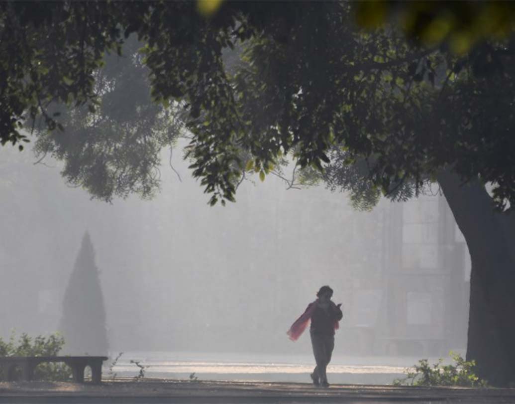 বাযু দূষণে জেরবার দিল্লি আগের জায়গা বদল করেছে। ২০১০-এর রিপোর্ট অনুযায়ী, বিশ্বের সবচেয়ে দূষিত শহর ছিল দিল্লি। তবে ২০১২-র পর থেকে সেই ছবিটা পাল্টাতে শুরু করে। ২০১৫-তে এ শহর ছিল তালিকার চার নম্বরে। তবে এ দিনের প্রকাশিত সমীক্ষায় দেখা গিয়েছে, ছ’নম্বরে নেমেছে দিল্লি।  ছবি: এএফপি।